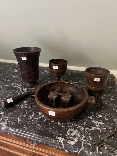 Lot including :
- Three wooden goblets with...