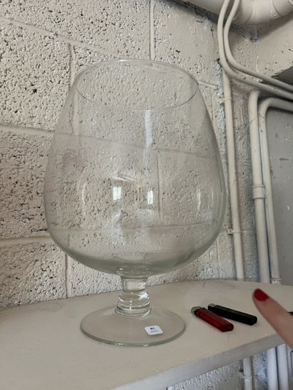 Ensemble comprenant un vase en cristal taillé...