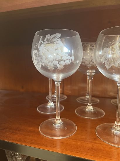 Set of crystal glasses including: 
- 8 crystal...
