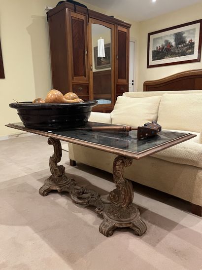 Table basse piétement en bois sculpté patiné...