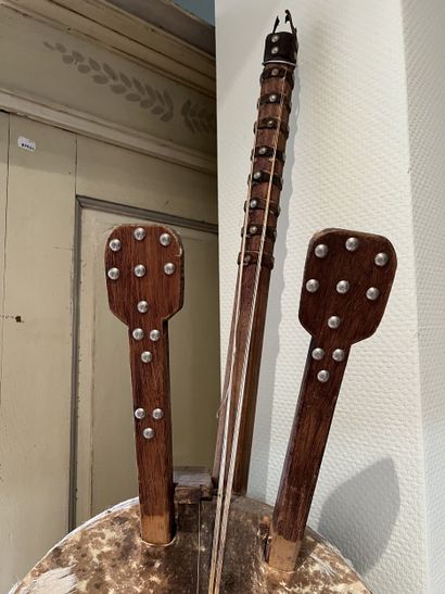 Deux instruments à cordes de décoration dont...
