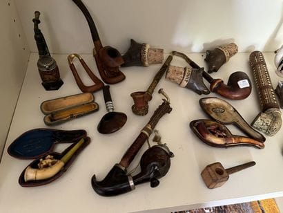Collection of fifteen wooden pipes, meerschaum...