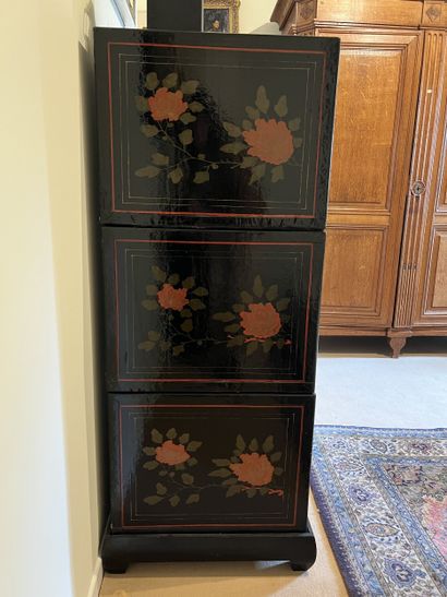 Three-part lacquered wood cabinet with polychrome...