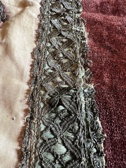 Bed set including two pillowcases and a fringed...