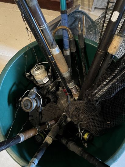 Lot de cannes à pêche, nasse et épuisette...