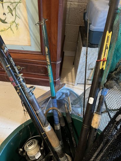 Lot de cannes à pêche, nasse et épuisette...