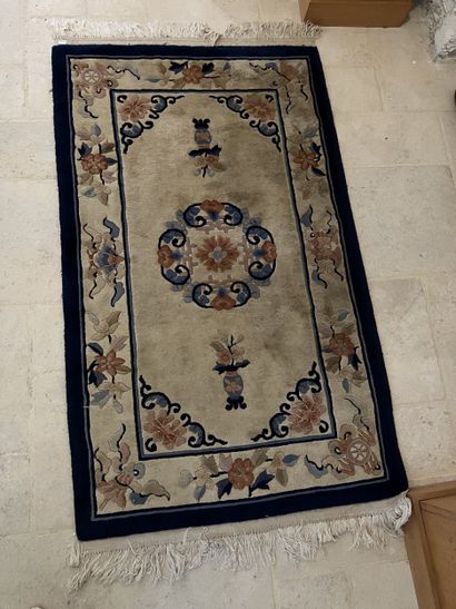 Ensemble de trois tapis: 
- Tapis en laine...