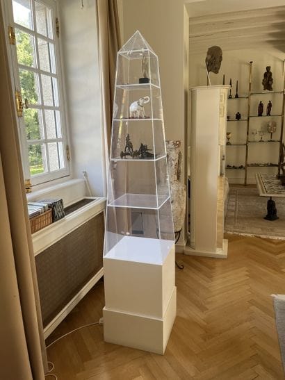 Plexiglas showcase obelisk with six stackable...