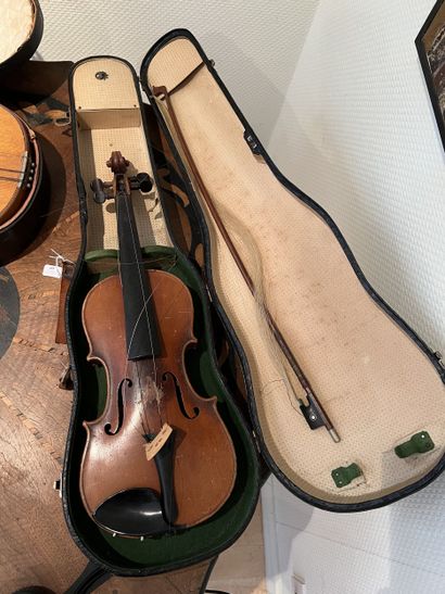 Ensemble comprenant :
- Un violon d’étude...