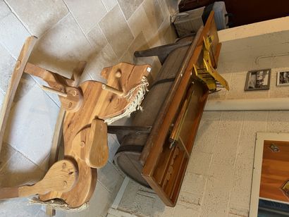 Lot comprenant une maquette d’avion en bois...