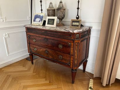 Mahogany and mahogany veneer chest of drawers....