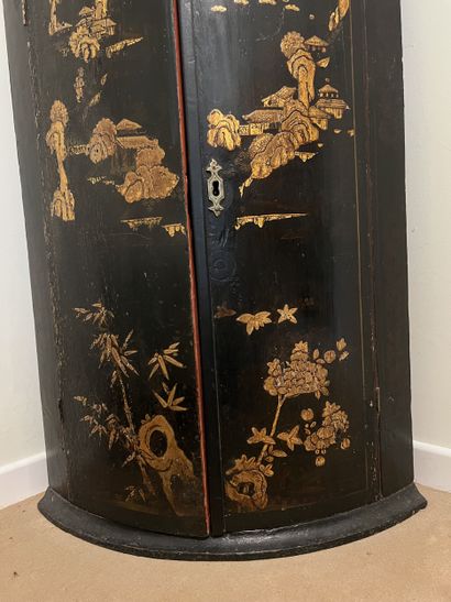 Domed cove in lacquered wood with gilded...