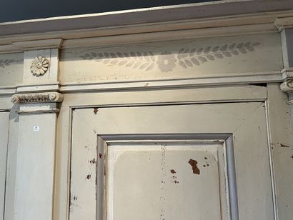 Armoire en bois laqué ouvrant à deux portes...