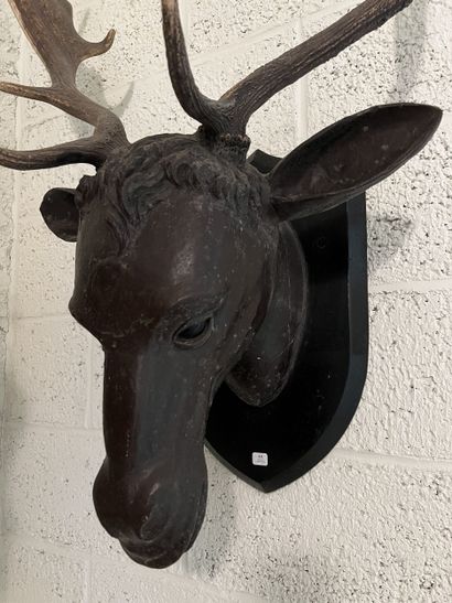 Tête de cerf en bois et stuc relaqué sculpté,...
