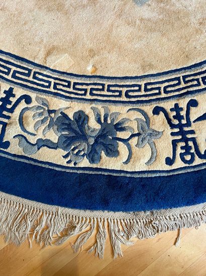 Ensemble de trois tapis: 
- Tapis en laine...