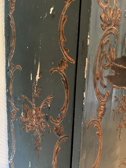 Paire d’encoignures en bois laqué bleu turquin...