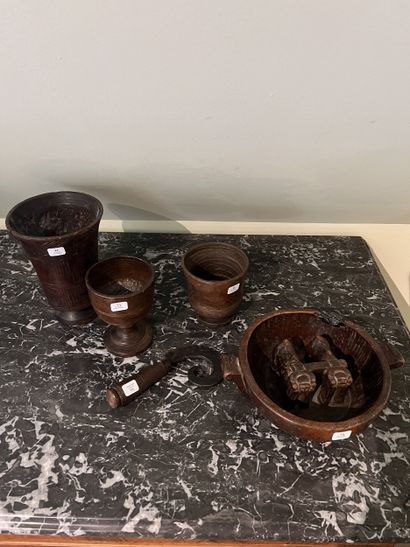 Lot including :
- Three wooden goblets with...