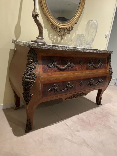 Commode en placage de loupe, filets et encadrements,...