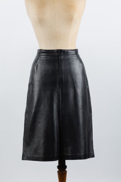 Jupe droite en cuir noir. 
Probablement taille...