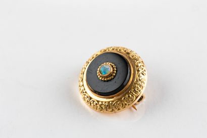 Broche circulaire en or jaune, centrée d'une...