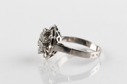 Bague en or gris, de forme navette sertie...
