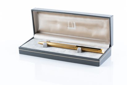 Stylo bille DUNHILL, en métal doré, corps...