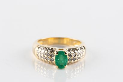 Bague en or jaune centrée d'une émeraude...