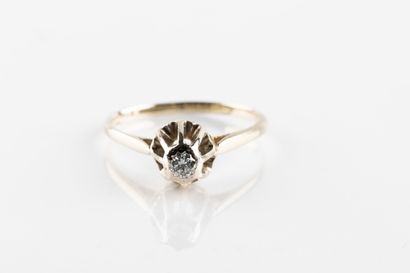 Vers 1970,
Bague solitaire en or gris ornée...