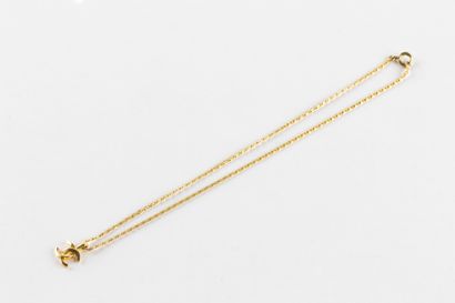 CHANEL
Pendentif au sigle et sa chaine en...