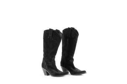 CAREL
Paire de bottes Santiag en daim noir.
Pointure...