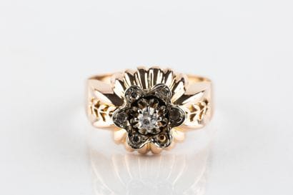 Bague dôme en or jaune centrée d'un motif...