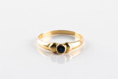 Bague en or jaune sertie d'un saphir rond...