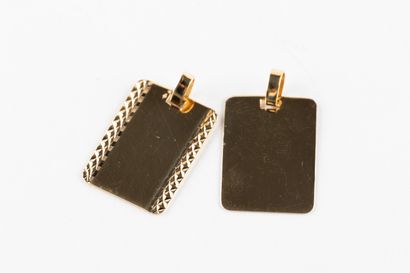 Deux pendentifs rectangulaires en or jaune...
