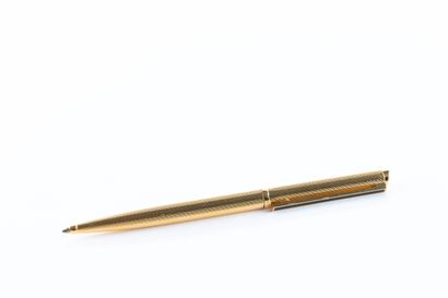 Stylo bille DUNHILL, en métal doré, corps...