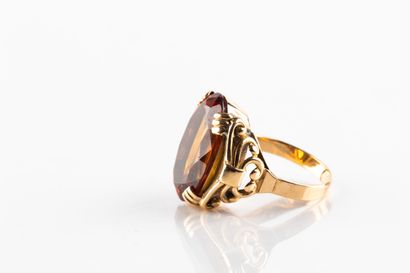 Bague en or jaune ornée d'un saphir orange...