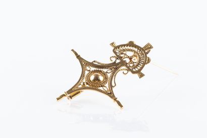 Yellow gold pendant brooch representing the...