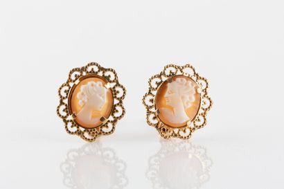 Paire de boucles d'oreilles en or jaune centrées...