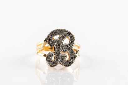Bague en or ornée de la lettre 