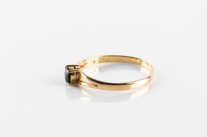 Bague solitaire en or jaune centrée d'un...