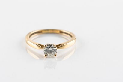 Bague solitaire ornée d'une pierre de synthèse....