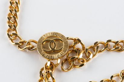 CHANEL
Ceinture à médaillon multi-chaines...