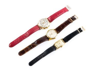 Lot de trois montres bracelet en plaqué or.
Une...