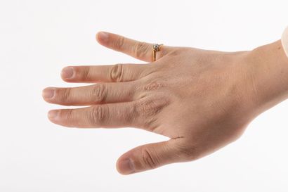 Bague solitaire en or et platine centrée...