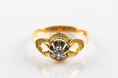 Vers 1970,
Bague en or jaune à décor de fines...