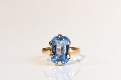 Bague en or jaune ornée d'une pierre bleue...