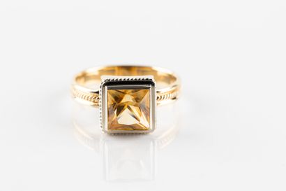 Bague en or jaune ornée d'une citrine carré...