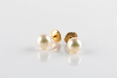Paire de boucles d'oreilles ornées d'une...