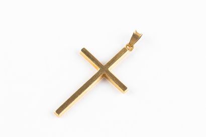 Croix en or jaune à décor de pans. 
Dim....
