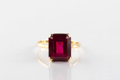 Bague en or jaune centrée d'un rubis de synthèse...