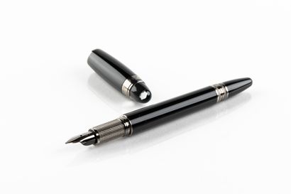 Stylo plume MONTBLANC, en résine noire et...